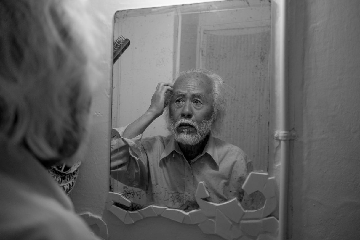 confused man mirror 2