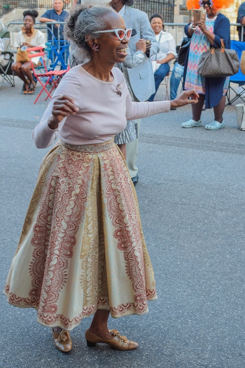 nappy lady dancing